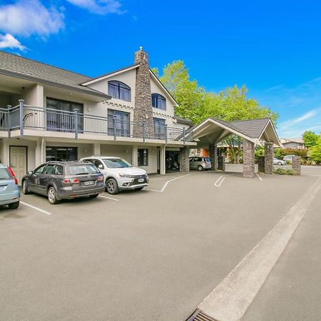 Aotea Motor Lodge Whanganui Exterior photo The hotel's carpark