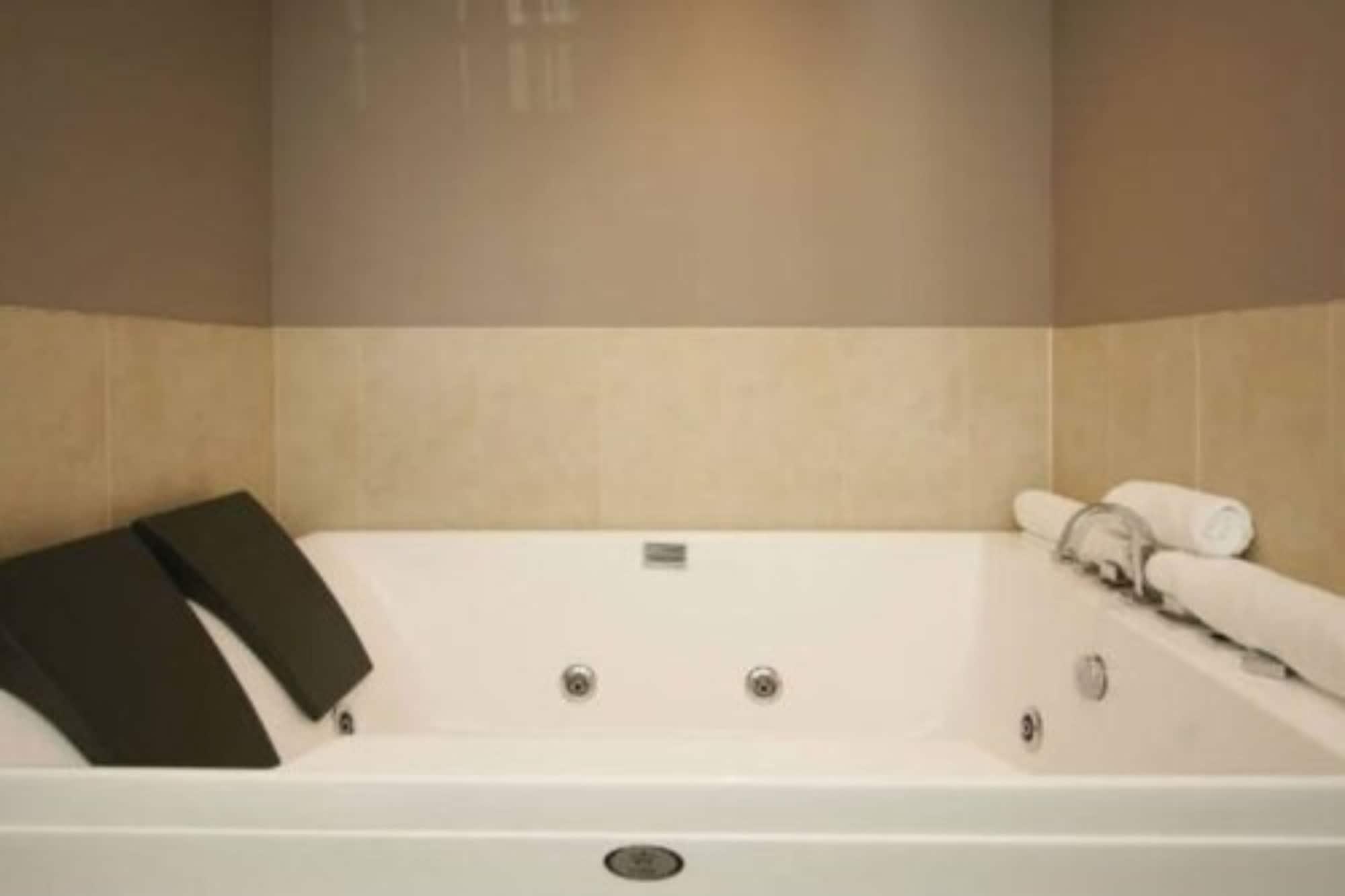 Aotea Motor Lodge Whanganui Exterior photo A whirlpool bathtub