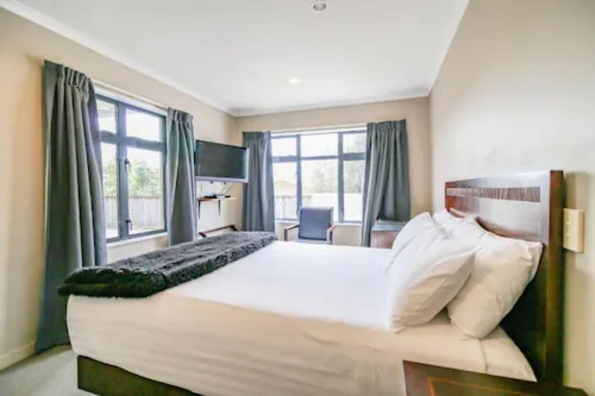 Aotea Motor Lodge Whanganui Exterior photo A bedroom at the hotel