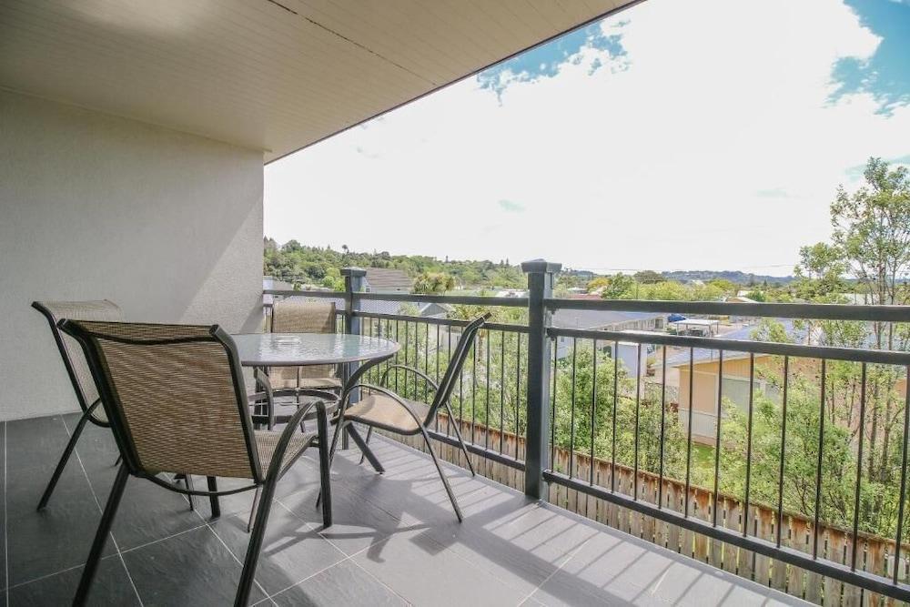 Aotea Motor Lodge Whanganui Exterior photo A balcony