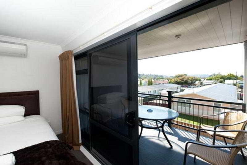 Aotea Motor Lodge Whanganui Exterior photo A sliding door