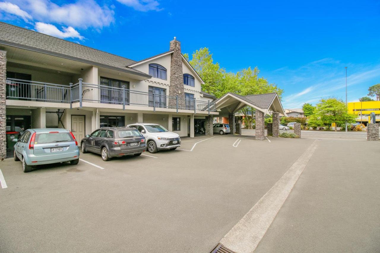 Aotea Motor Lodge Whanganui Exterior photo The hotel's carpark