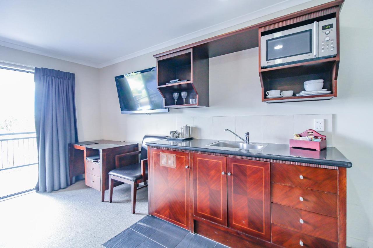 Aotea Motor Lodge Whanganui Exterior photo A typical studio apartment at the University of Western Australia