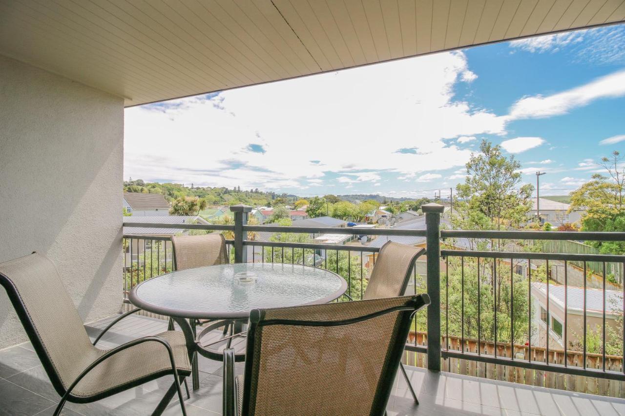 Aotea Motor Lodge Whanganui Exterior photo A balcony
