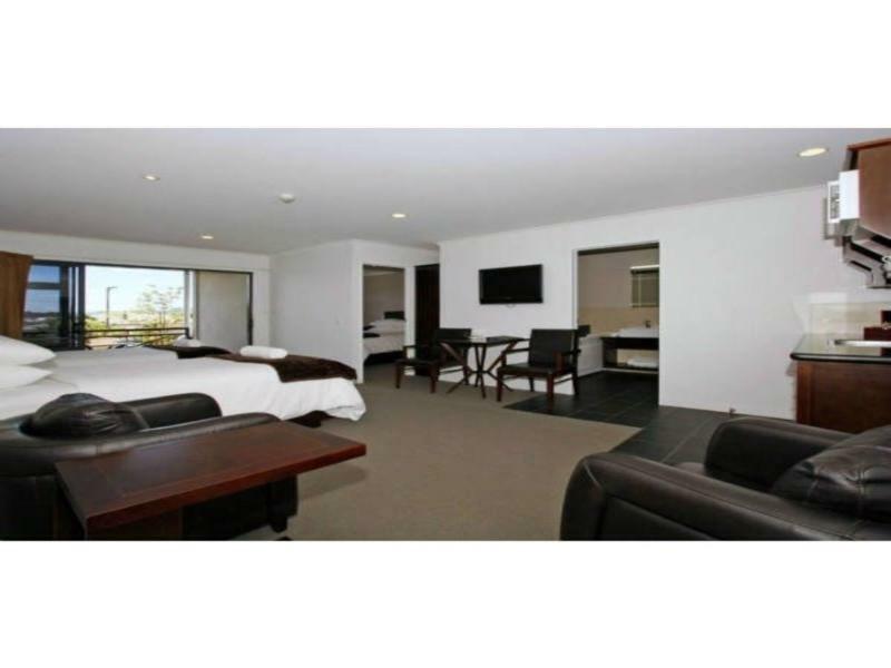 Aotea Motor Lodge Whanganui Exterior photo A suite at the hotel